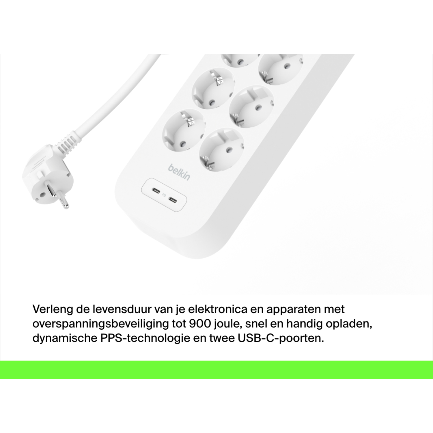 Witte stekkerdoos met meerdere stopcontacten en een witte stekker.