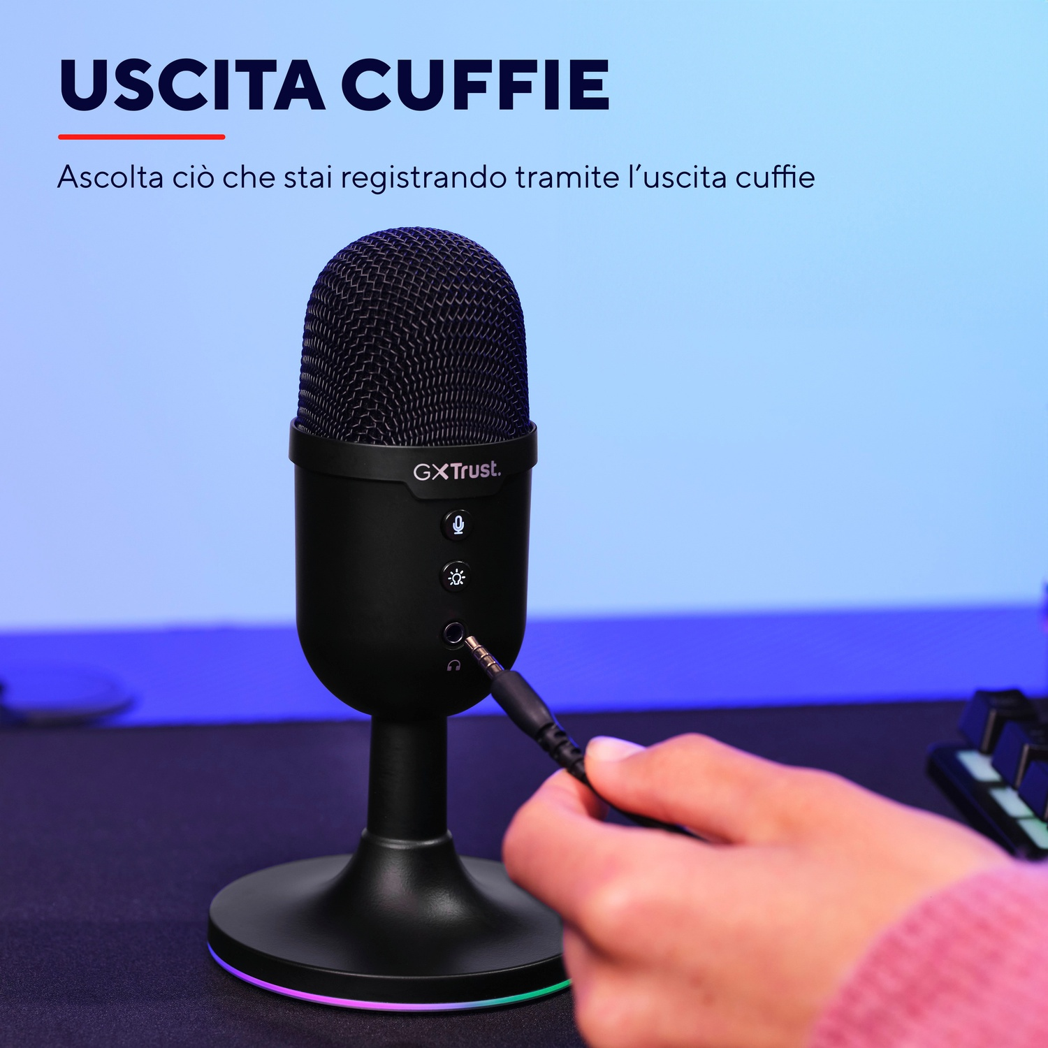 Microfono nero collegato a una mano. Testo: USITA CUFFIE.