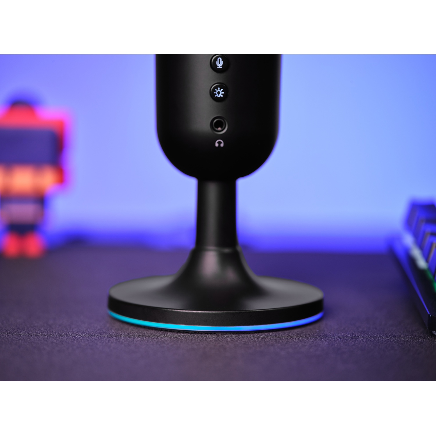 Microfono nero con base ad anello luminoso blu e ciano, su sfondo sfocato blu e viola.