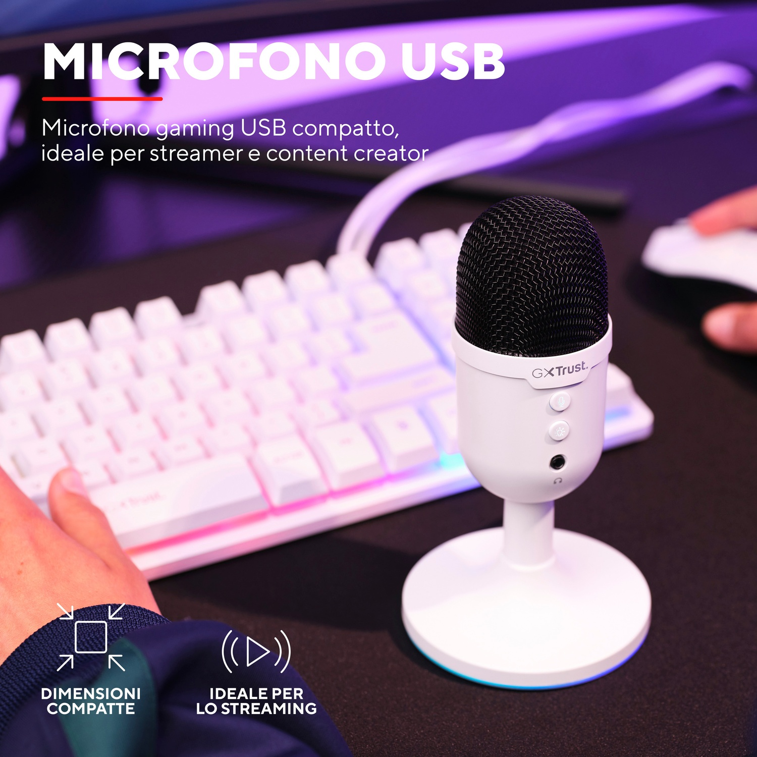 Microfono USB bianco su supporto. Tastiera e mani visibili. Testo: Microfono USB gaming.