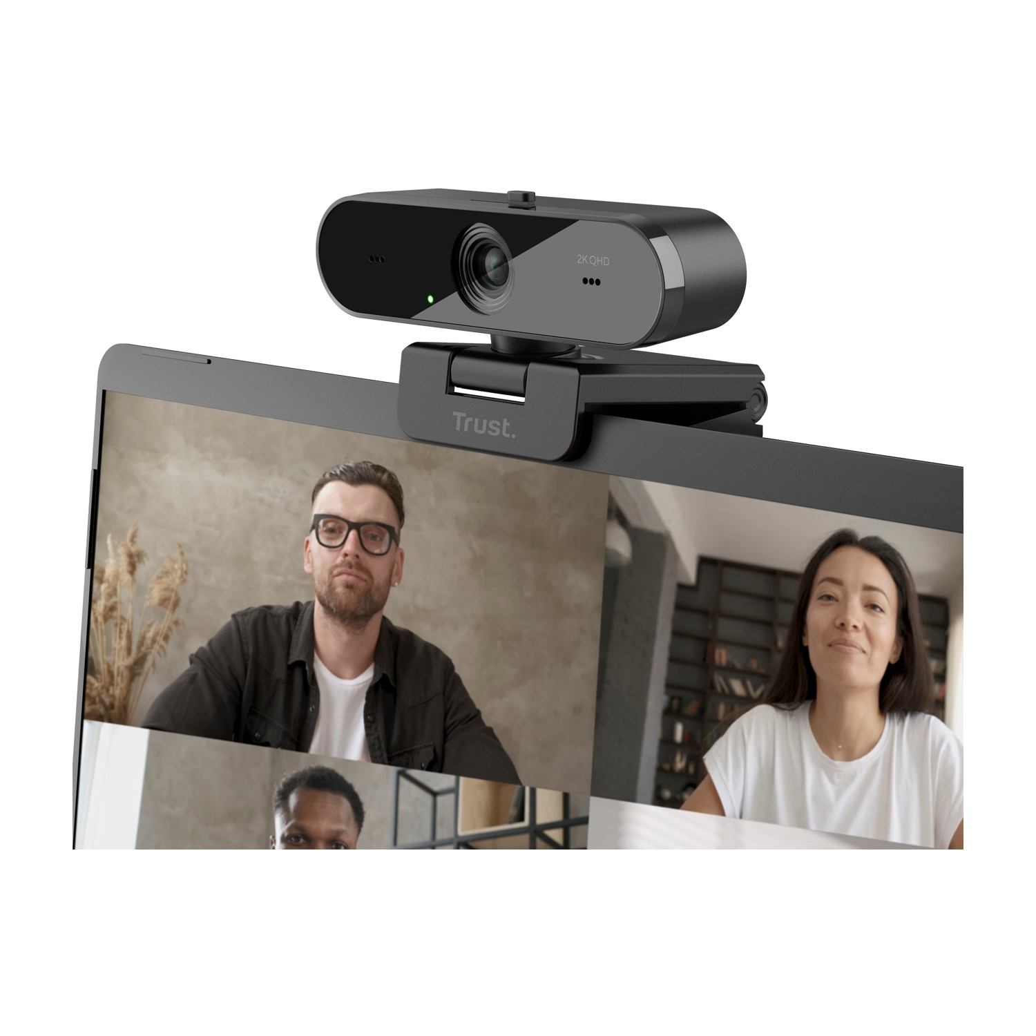 Una webcam collegata alla parte superiore di un laptop, con un'interfaccia di videochiamata.