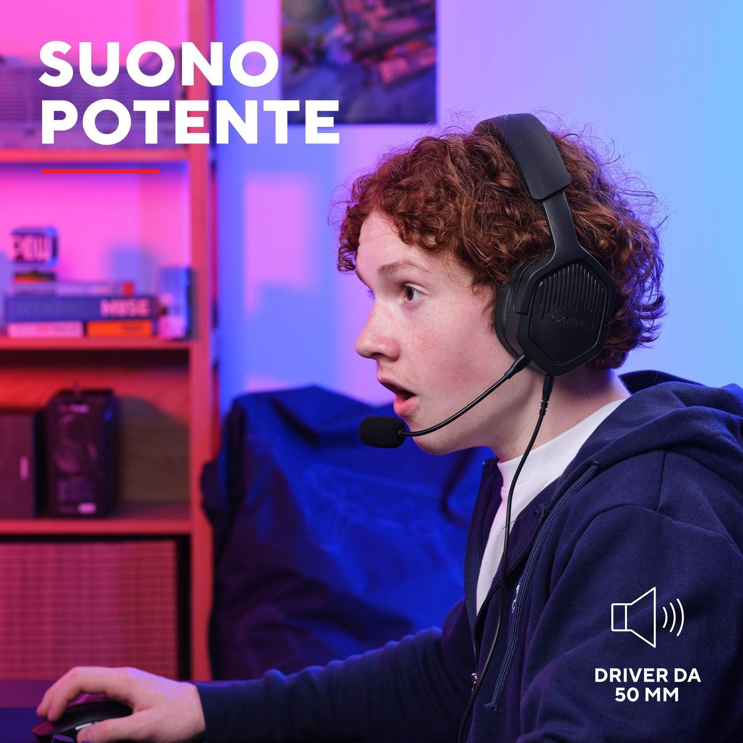 Un giovane con cuffie e microfono, con espressione sorpresa.