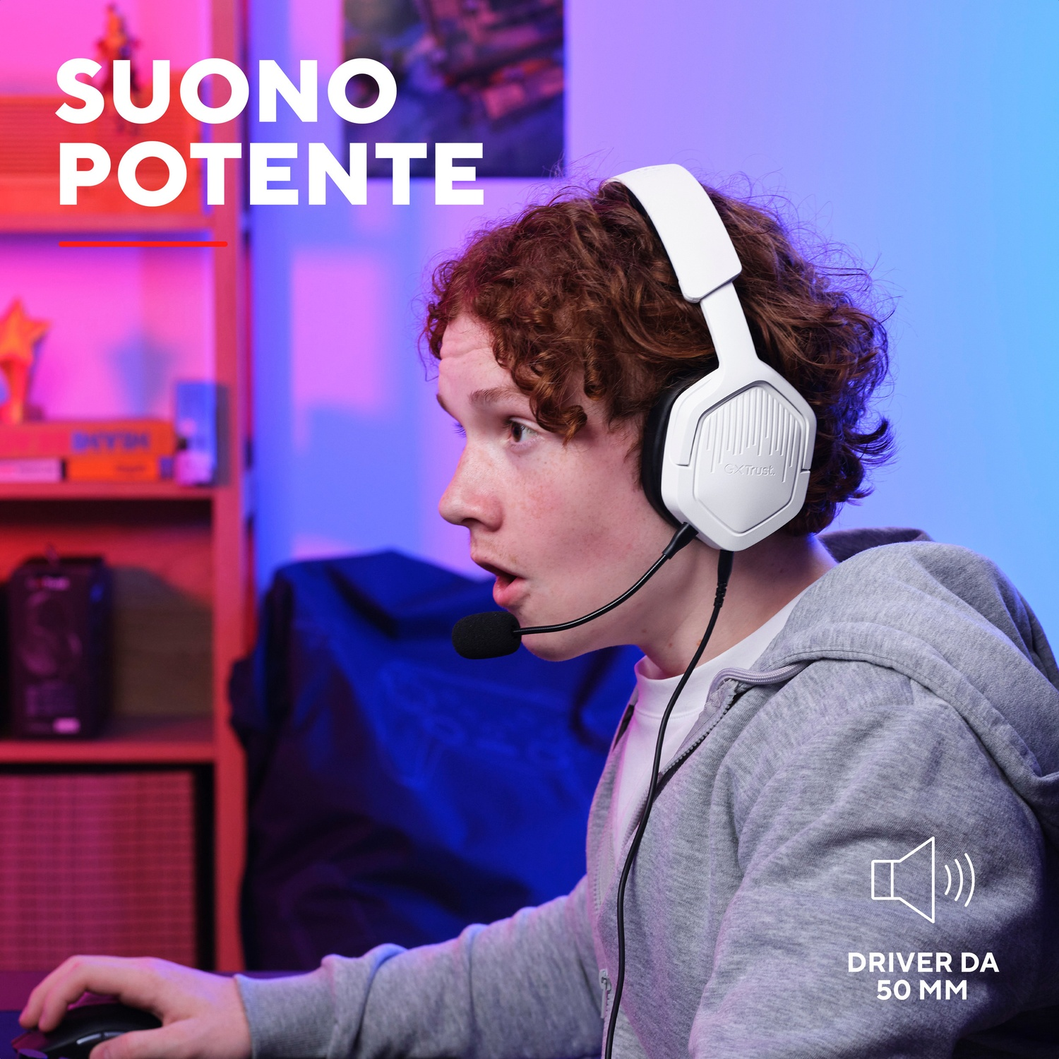 Un giovane con cuffie bianche e microfono sta giocando.