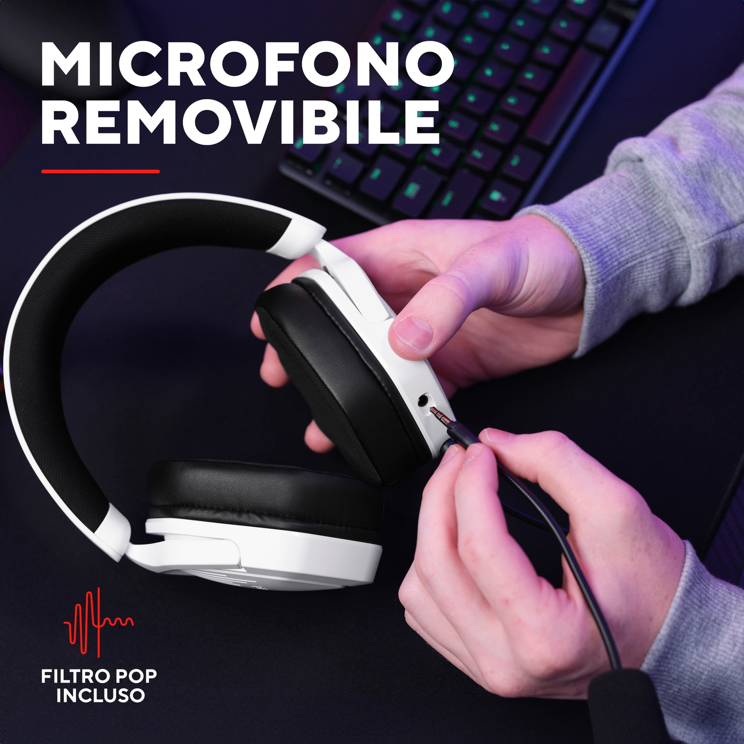 Una persona collega un microfono a cuffie bianche e nere, con sovrapposizione di testo.