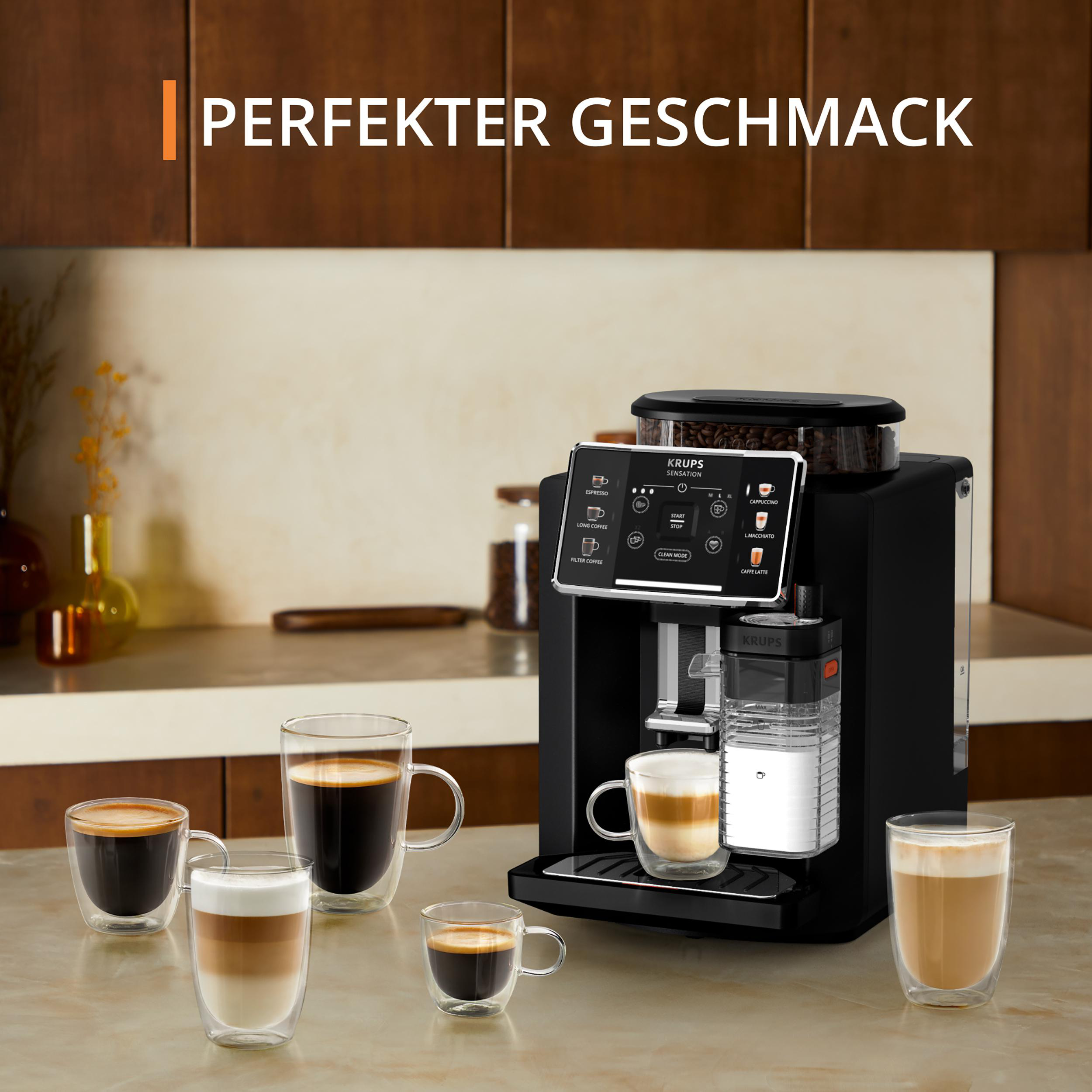 Eine schwarze Kaffeemaschine mit verschiedenen Kaffeegetränken in Gläsern auf einer Arbeitsplatte.