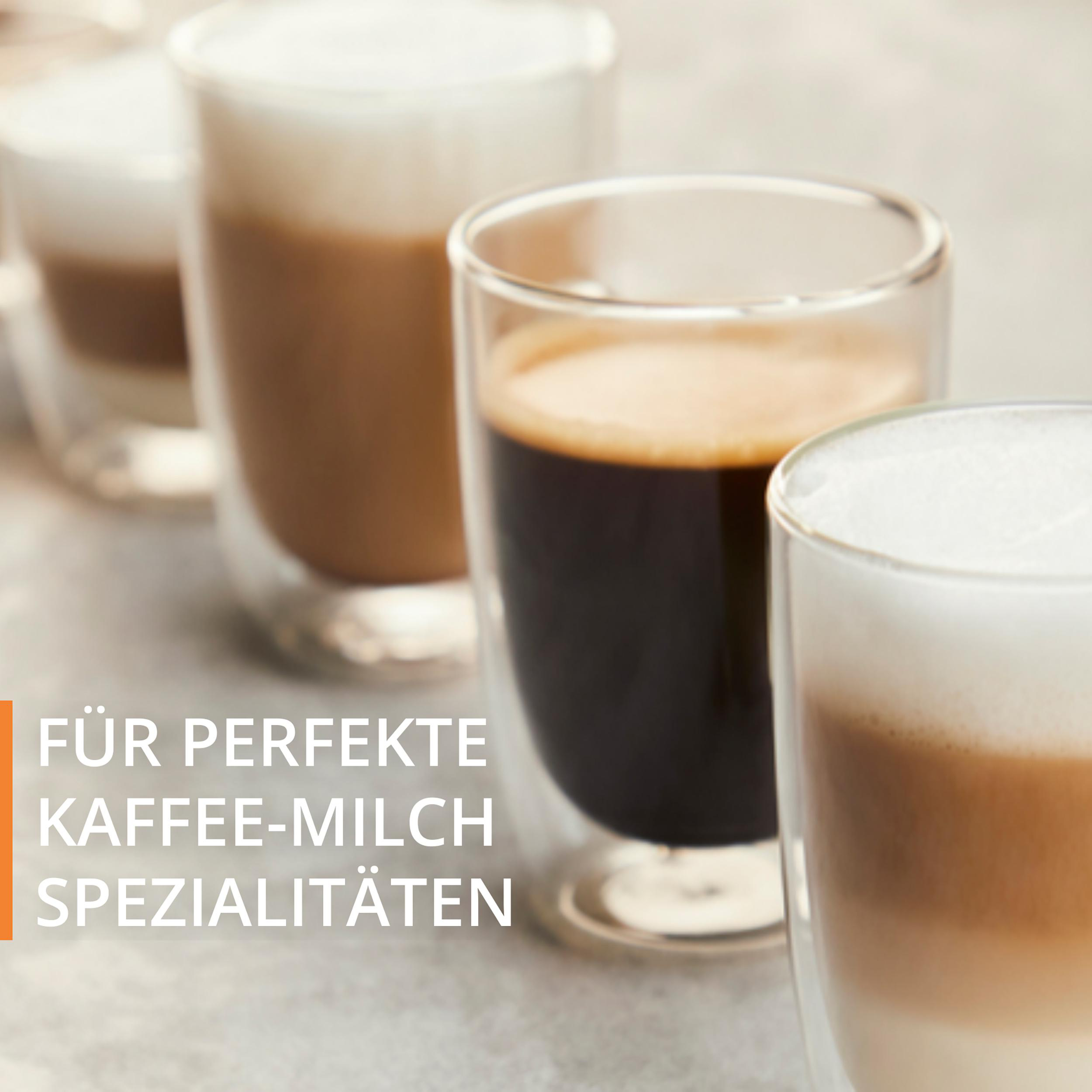 Nahaufnahme von Kaffeegetränken in klaren Gläsern, mit Fokus auf einen Latte.
