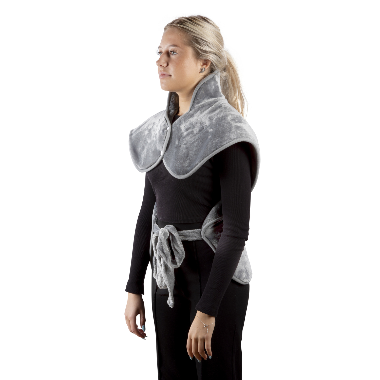 Femme portant un chauffe-nuque et épaules gris. Elle porte un haut noir et un pantalon noir.