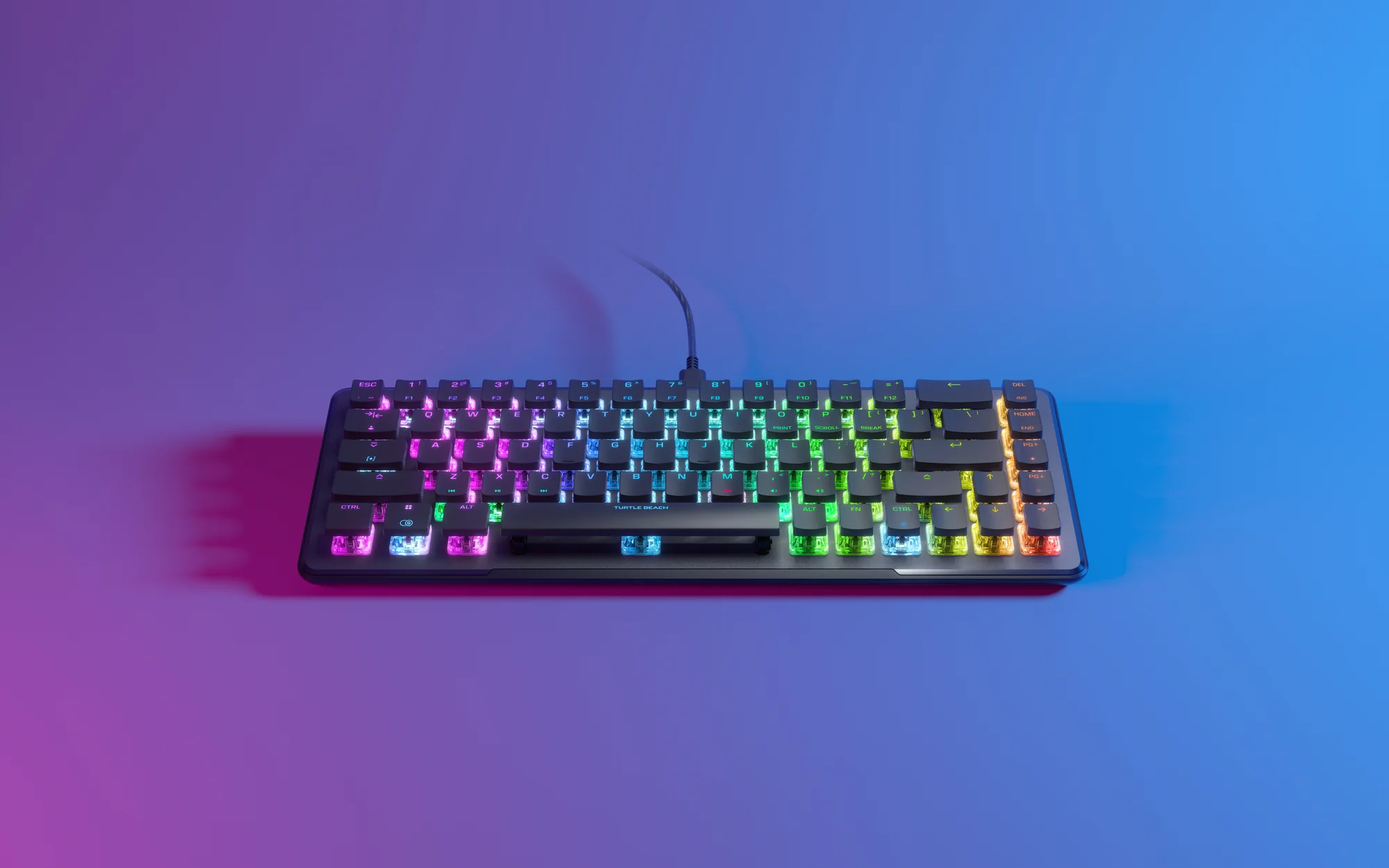 Schwarze Gaming-Tastatur mit bunten, hintergrundbeleuchteten Tasten vor einem blau-violetten Hintergrund.