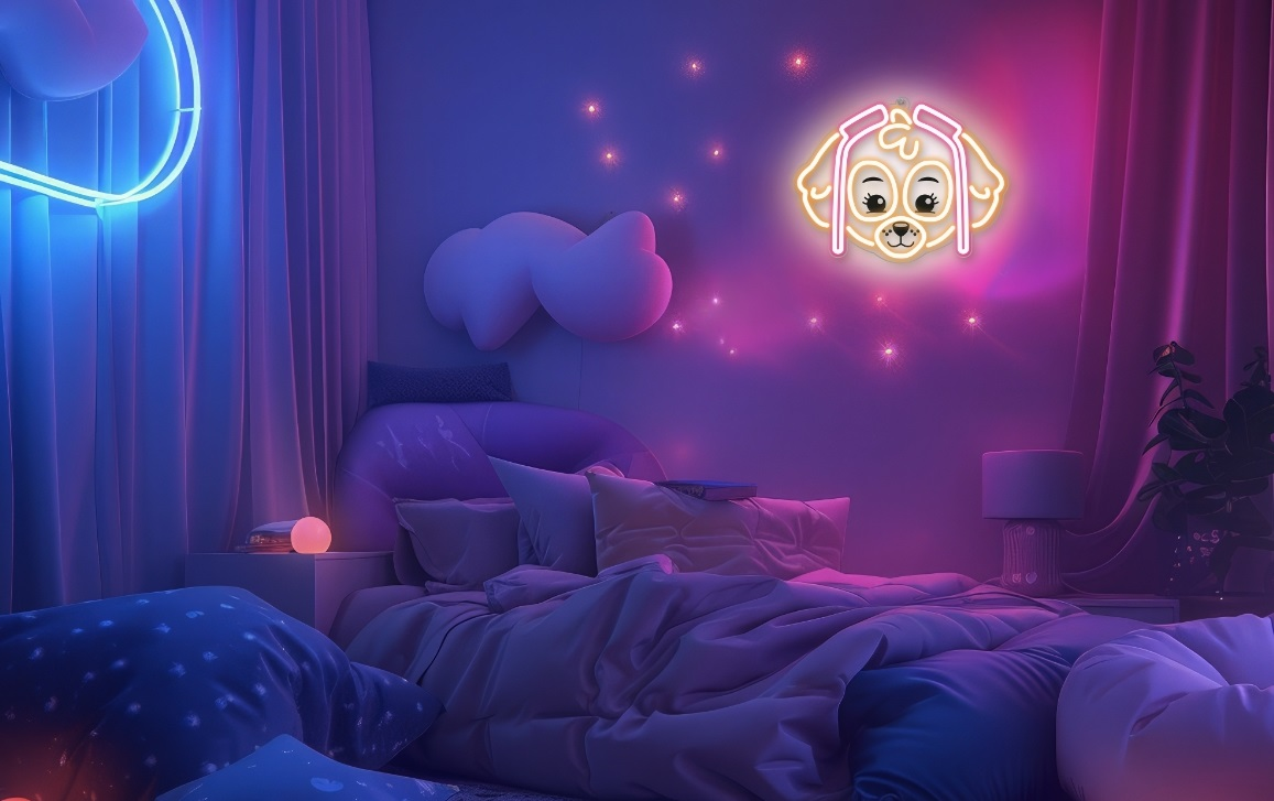 Neonowa twarz Skye z Psiego Patrolu na ścianie. Scena sypialni z łóżkiem, poduszkami i różowo-niebieskim oświetleniem.