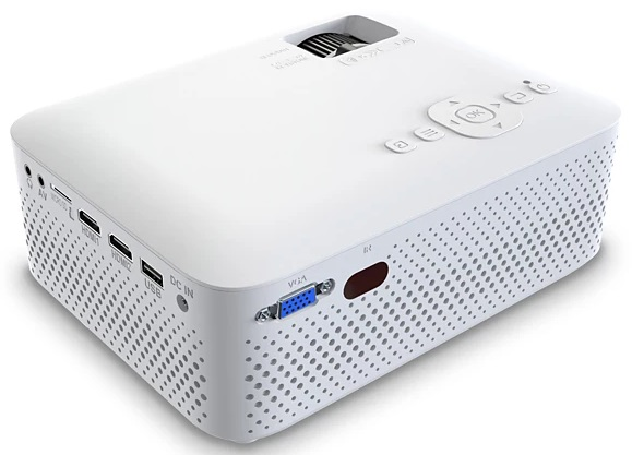 Biały projektor z przyciskami sterowania i różnymi portami wejściowymi. Posiada obiektyw i otwory wentylacyjne.