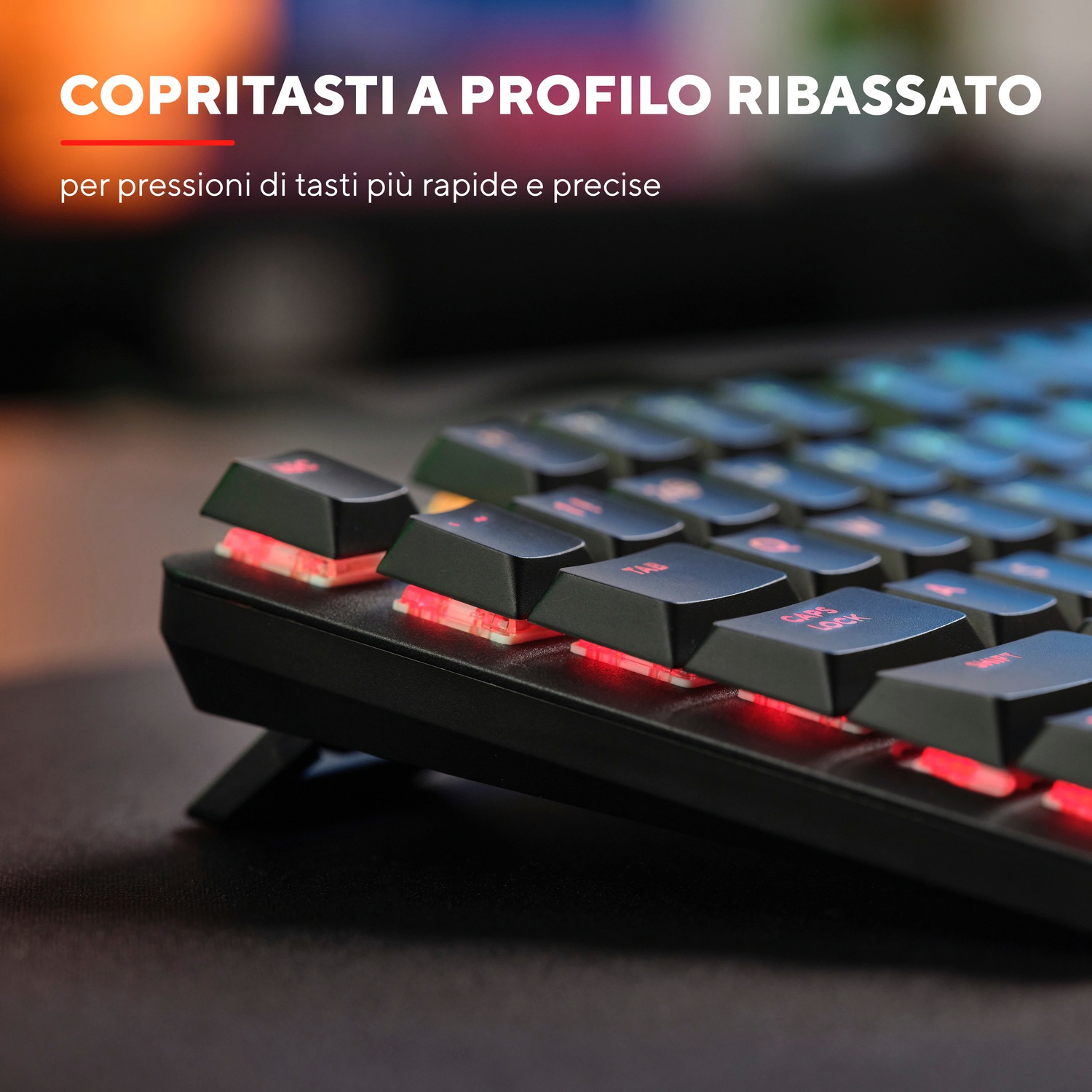 Primo piano di una tastiera nera con tasti illuminati. Il testo dice 'tasti a basso profilo' per pressioni rapide e precise.