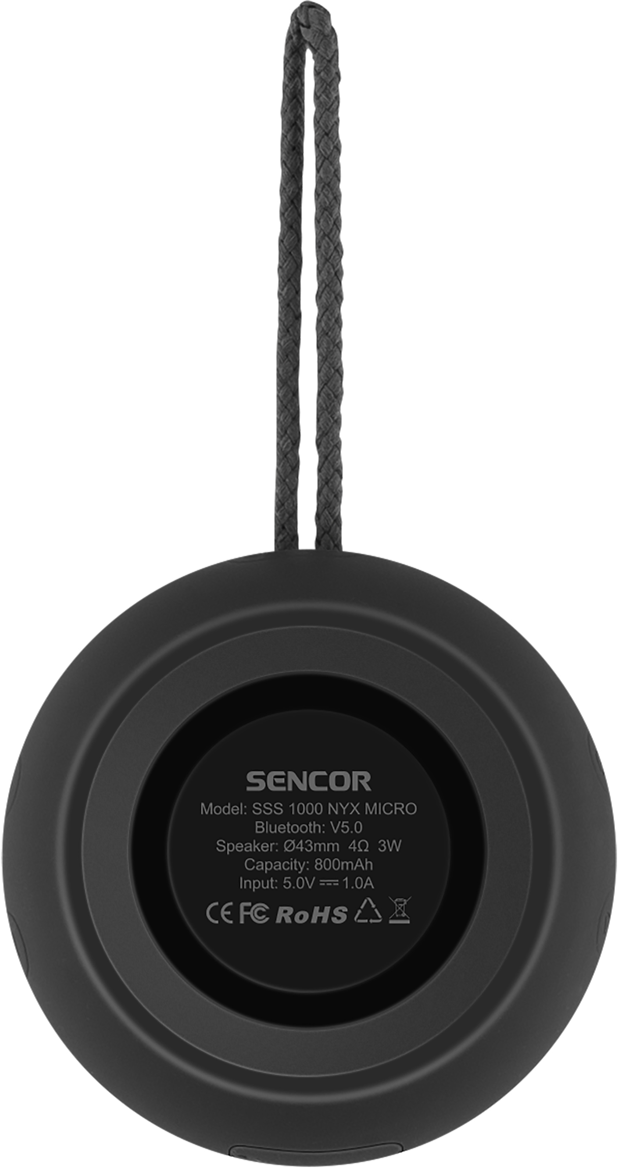 Fekete, kerek hangszóró fonott pánttal. A hátulján a modell, a Bluetooth és a bemeneti adatok láthatók.
