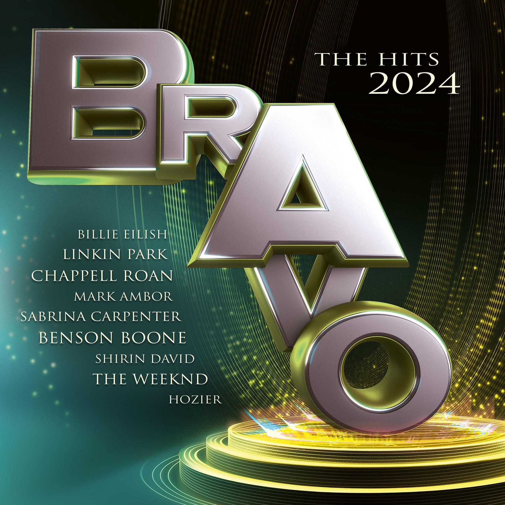 Bravo Hits 2024 Albumcover mit metallischem 3D-Text, Künstlernamen und goldenem Bühnenhintergrund.
