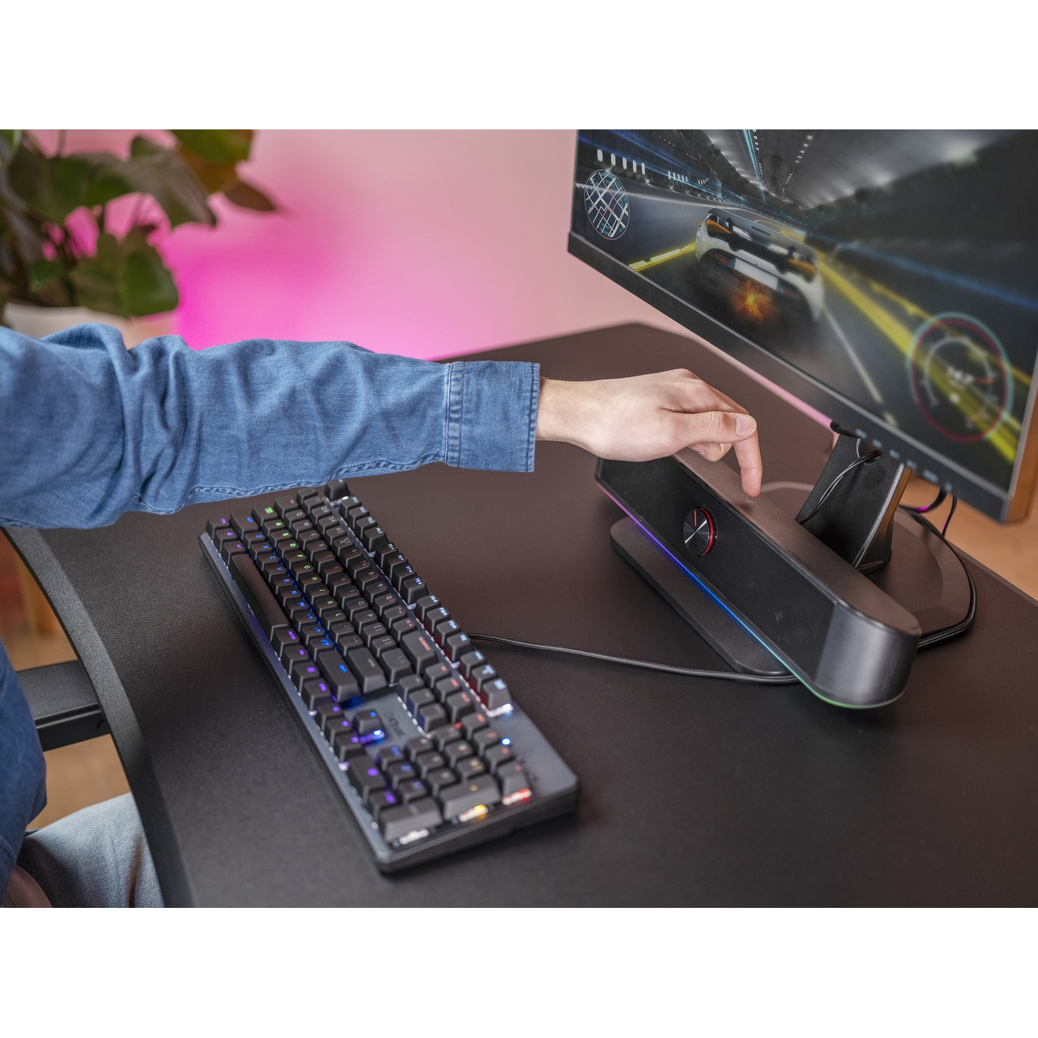 Controller di gioco bianco con componenti interni visibili.