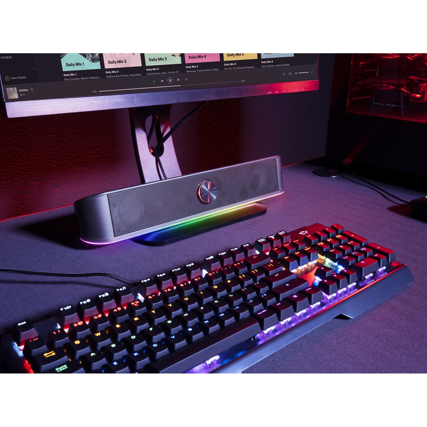 Tastiera con luci RGB, altoparlante e monitor con playlist.