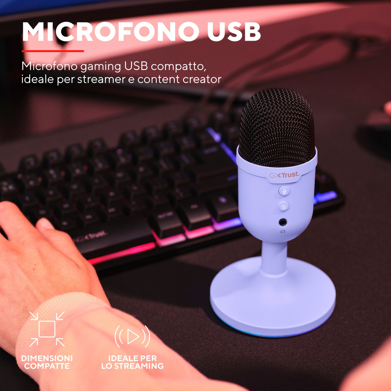 Un microfono USB bianco su un supporto con una testa a rete nera, accanto a una tastiera.