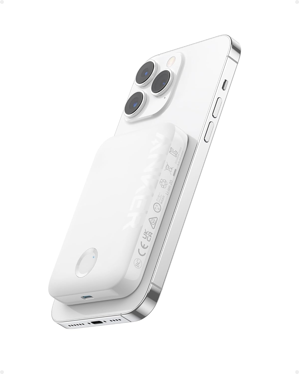 Beyaz telefon, beyaz bir powerbank takılı. Powerbank üzerinde etiket var.