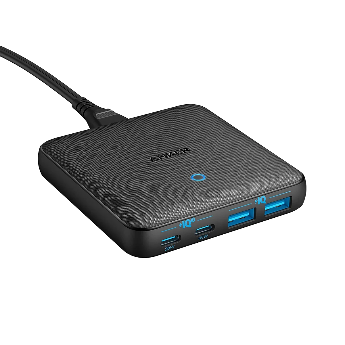 Siyah Anker şarj istasyonu, üç mavi USB bağlantı noktası ve siyah bir şarj kablosuyla.