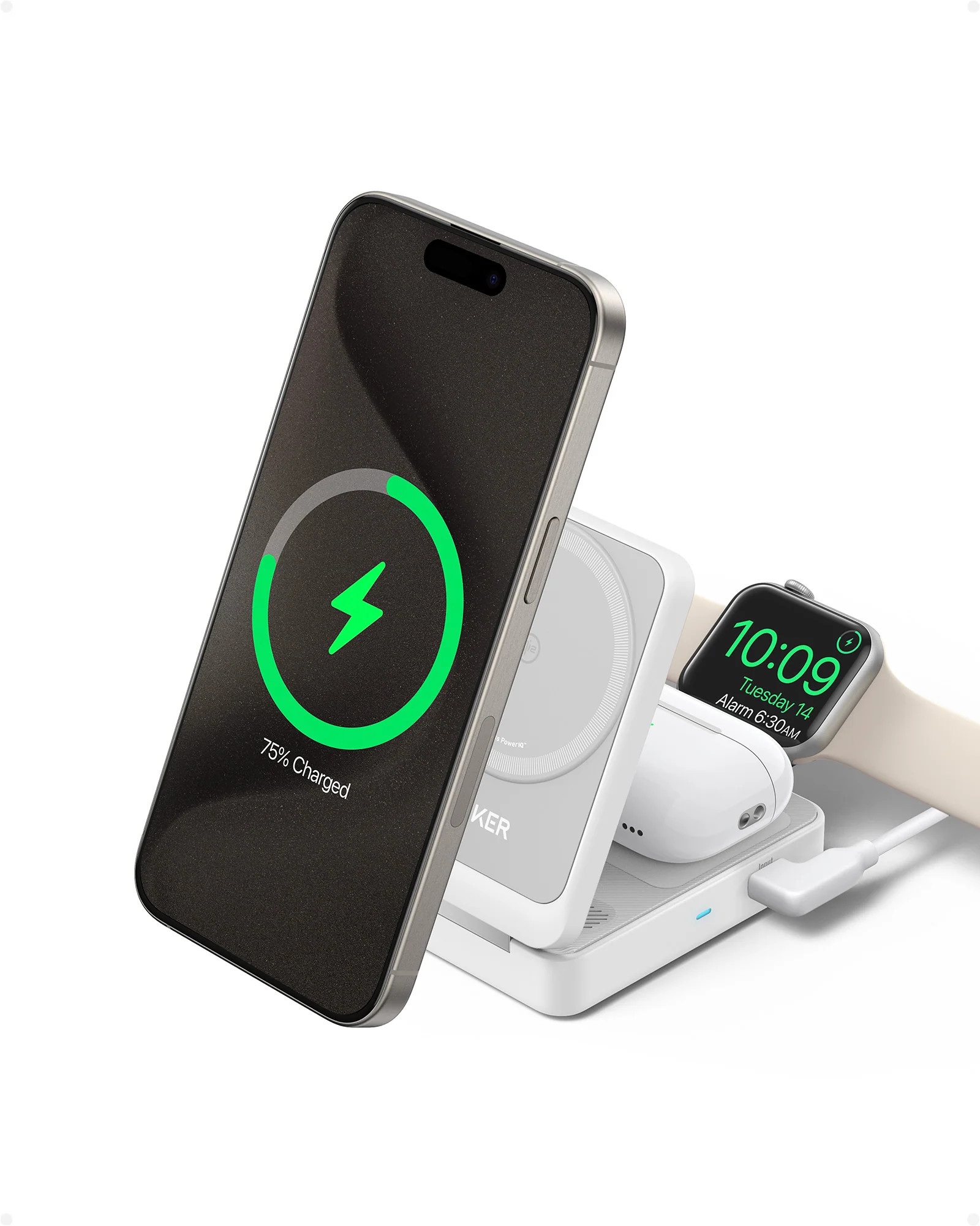 Yeşil şarj sembolü ile kablosuz şarj olan iPhone, diğer cihazların yanında.
