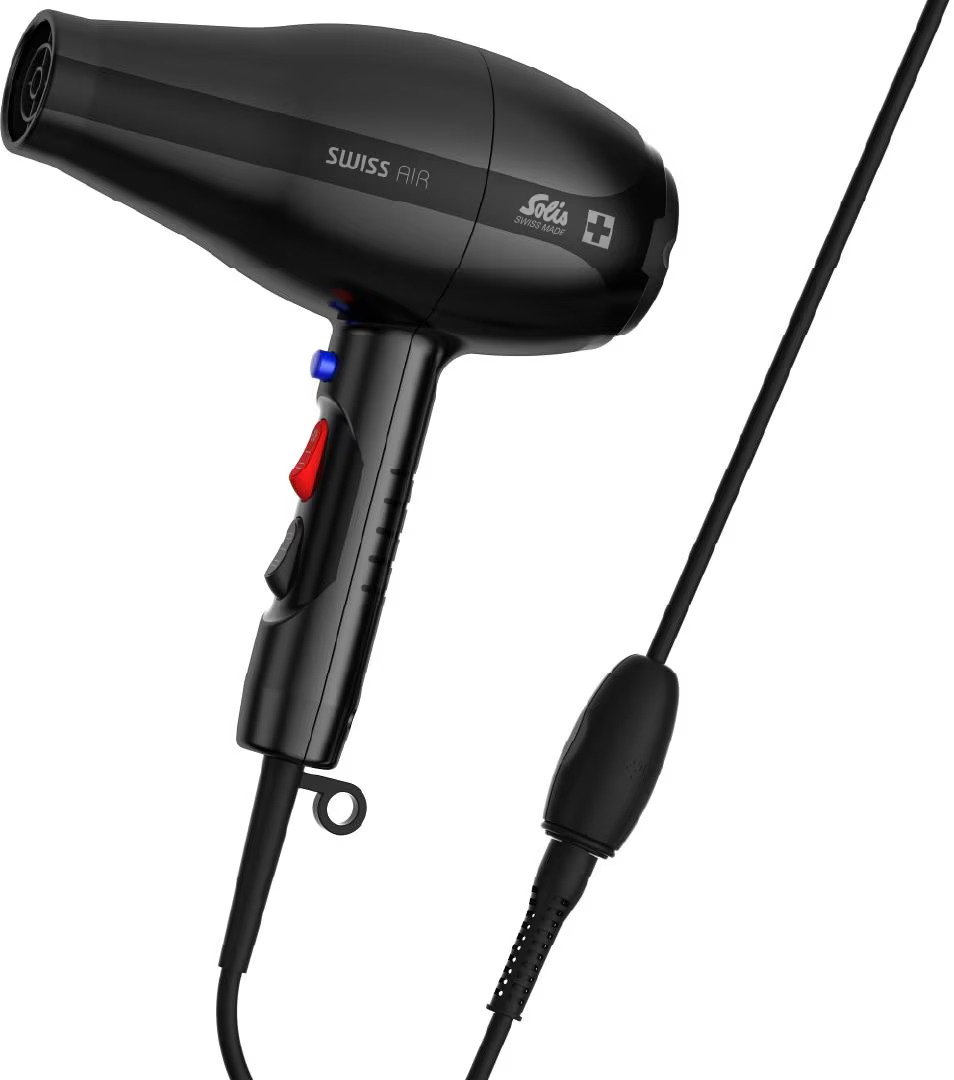 Schwarzer Haartrockner, Kabel, rote und blaue Knöpfe. Marke Swiss Air Solis. Weißer Hintergrund.