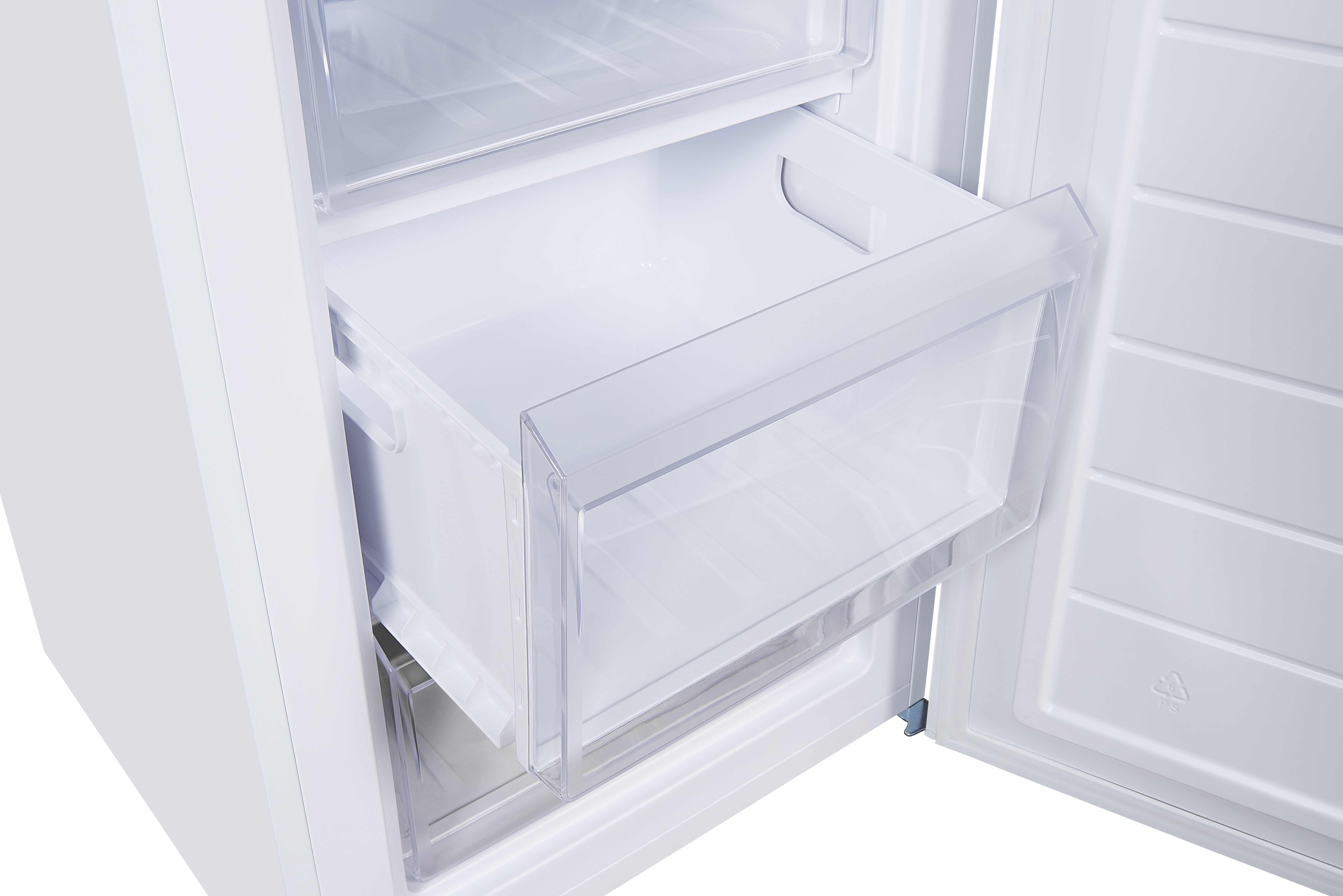 Un réfrigérateur blanc ouvert avec des tiroirs transparents. Un tiroir est sorti, montrant son intérieur vide.