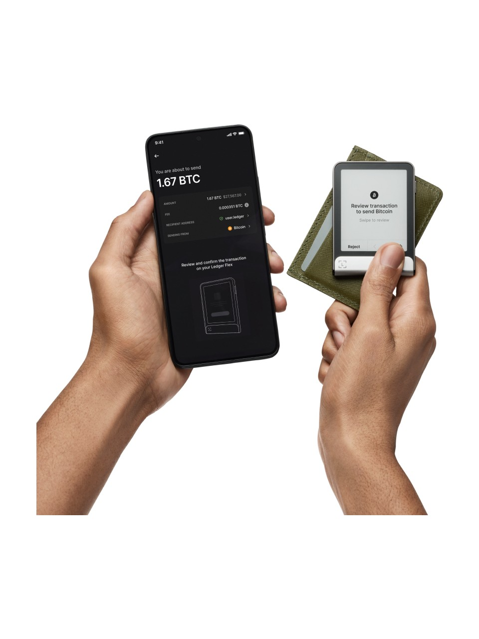 İki el, işlem detaylarını gösteren bir telefon ve küçük bir Ledger Nano S cihazı tutuyor.