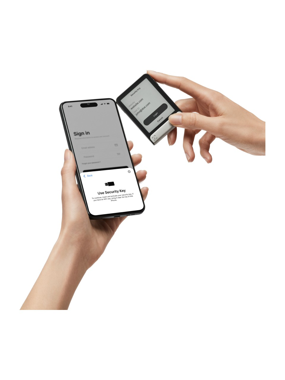 Beyaz arka plan üzerinde telefon ve güvenlik anahtarı tutan eller.