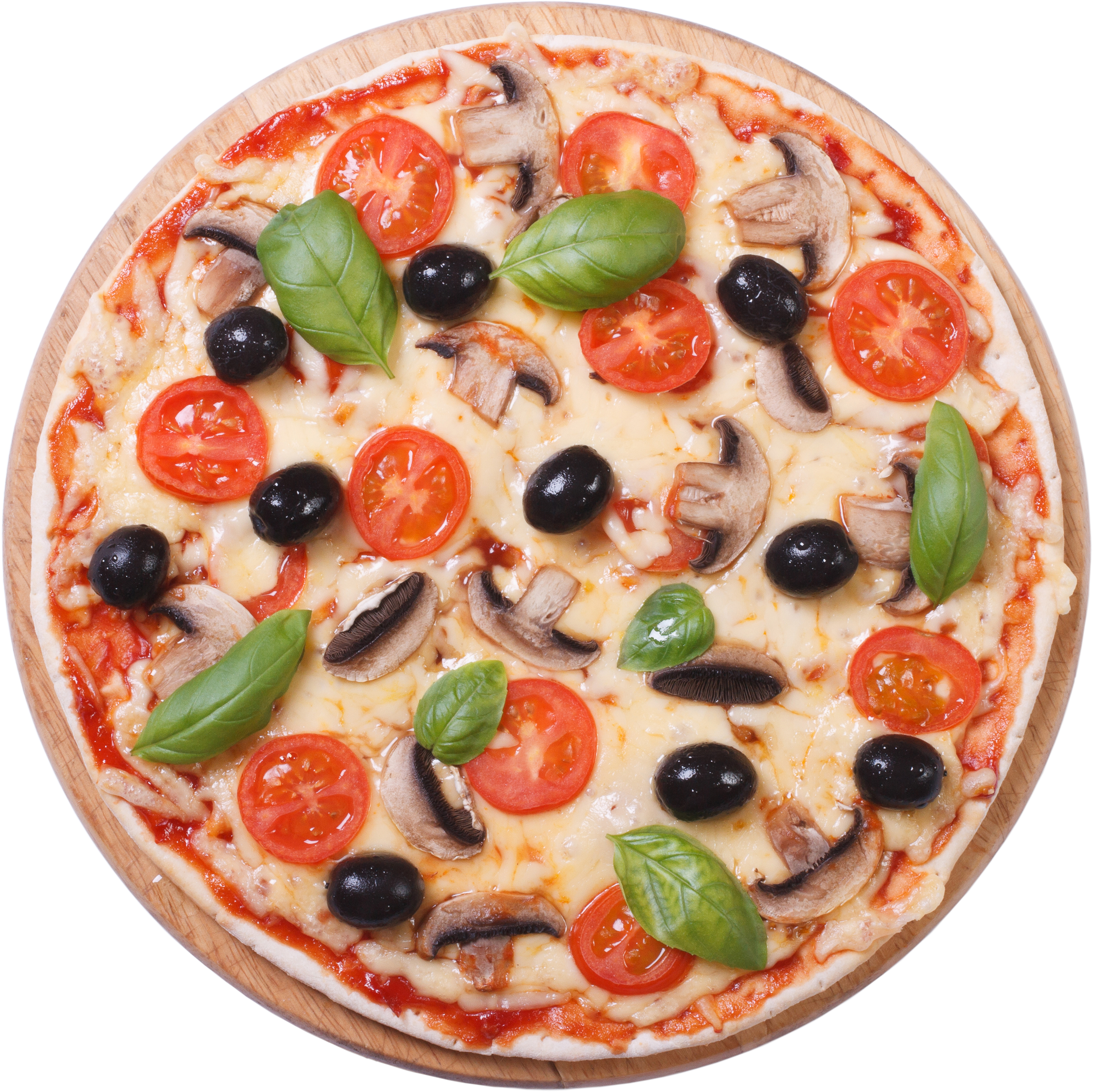 Une pizza avec tomates, olives, basilic et champignons sur une planche en bois.