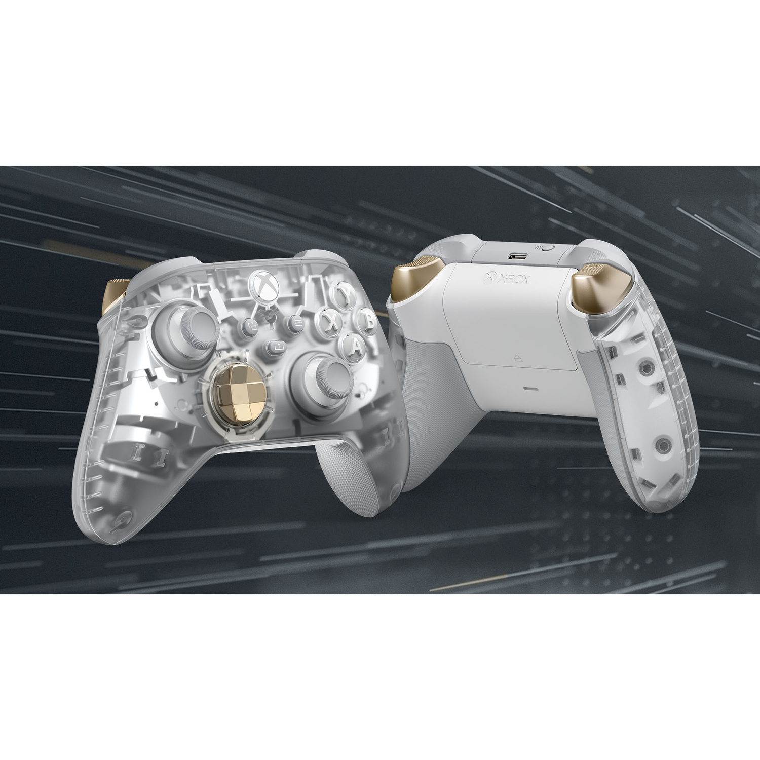 Twee transparante en witte Xbox-controllers met gouden accenten, tegen een wazige achtergrond.