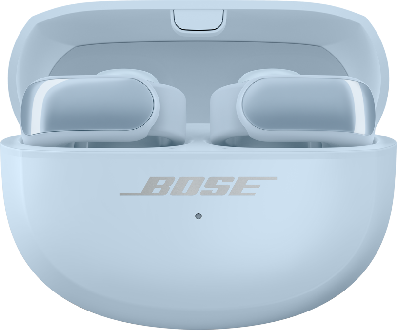 Hellblaue Bose-Ohrhörer in geöffnetem Ladecase. Bose-Logo auf dem Case sichtbar.