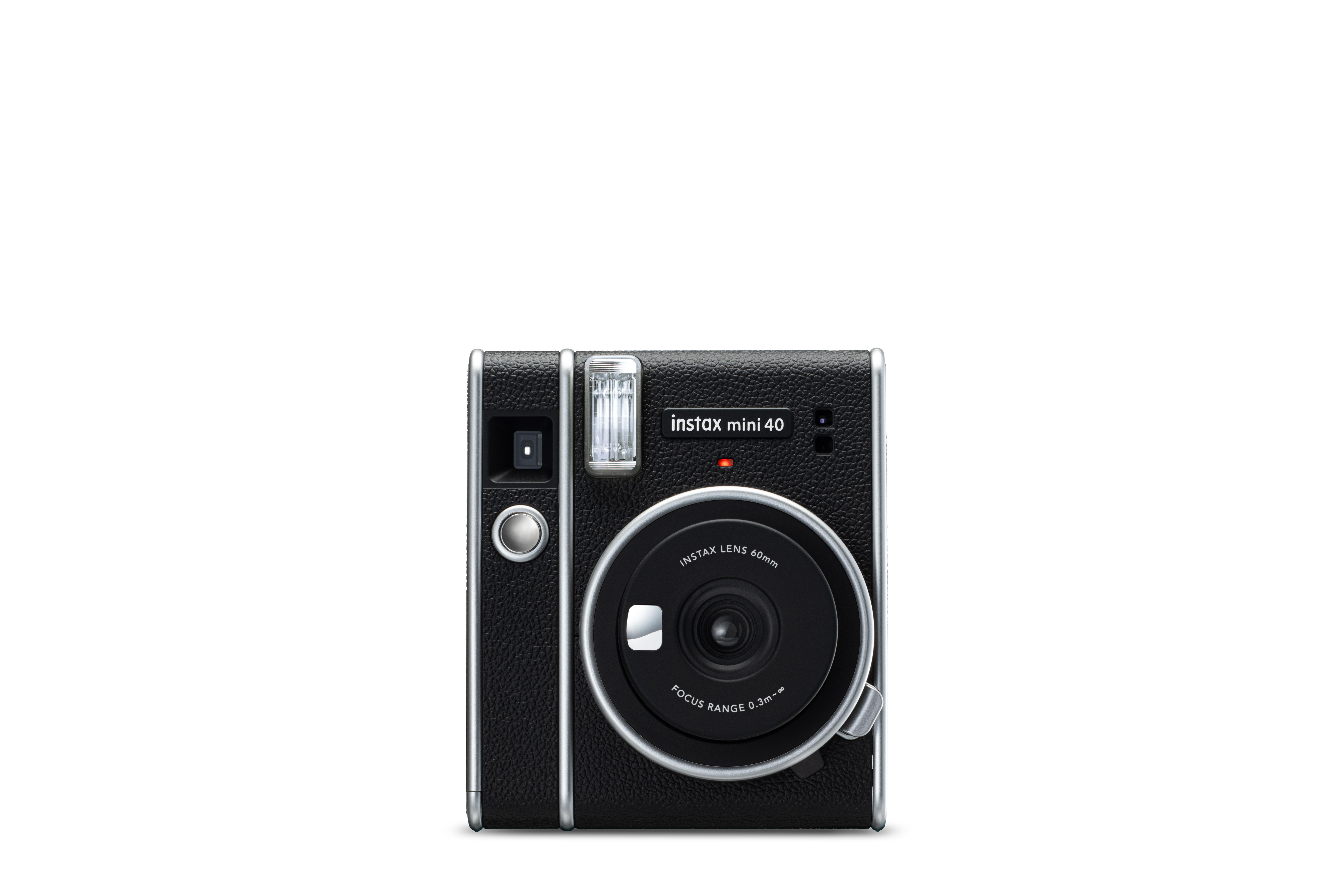 Eine schwarze Instax Mini 40 Kamera mit silbernem Ring um das Objektiv, vor weißem Hintergrund.