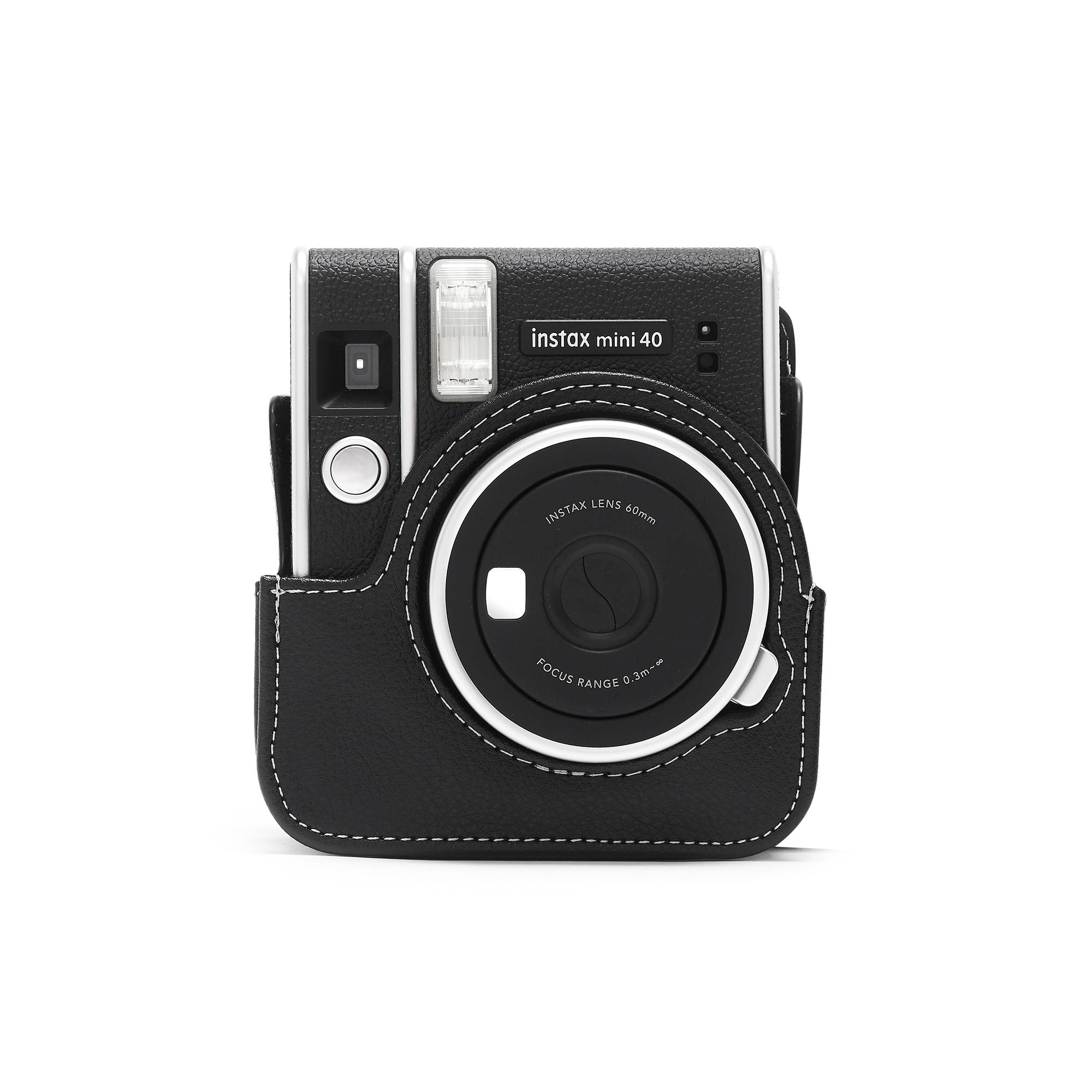 Schwarze Instax Mini 40 Kamera in einer schwarzen Ledertasche, Objektiv und Blitz sind sichtbar.