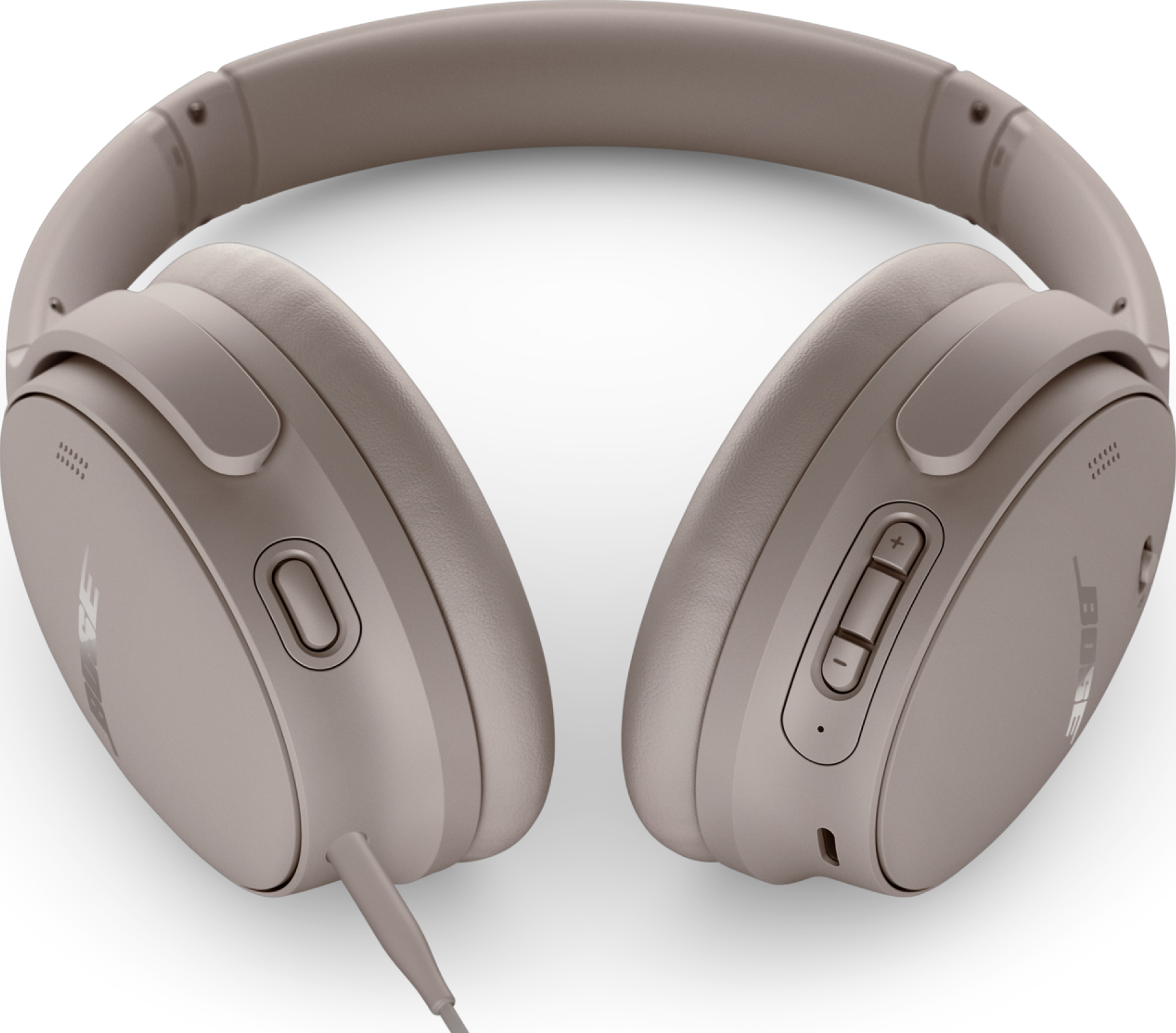 Beige Bose-Kopfhörer. Bedienelemente und ein Kabel sind sichtbar. Die Kopfhörer sind auf Schwarz.