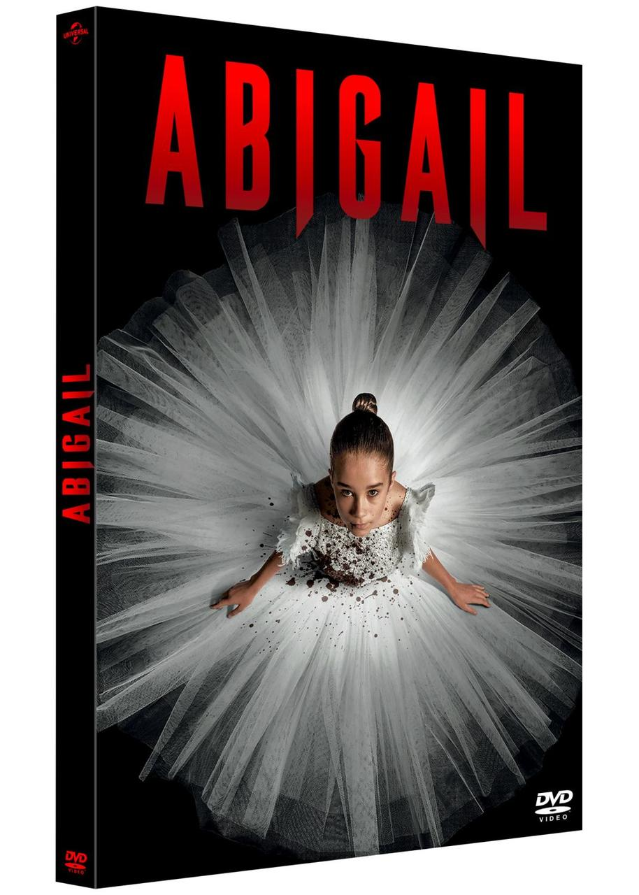 DVD-hoes met de film Abigail. Een meisje in een witte jurk staat in het midden. Rode titel op zwarte achtergrond.