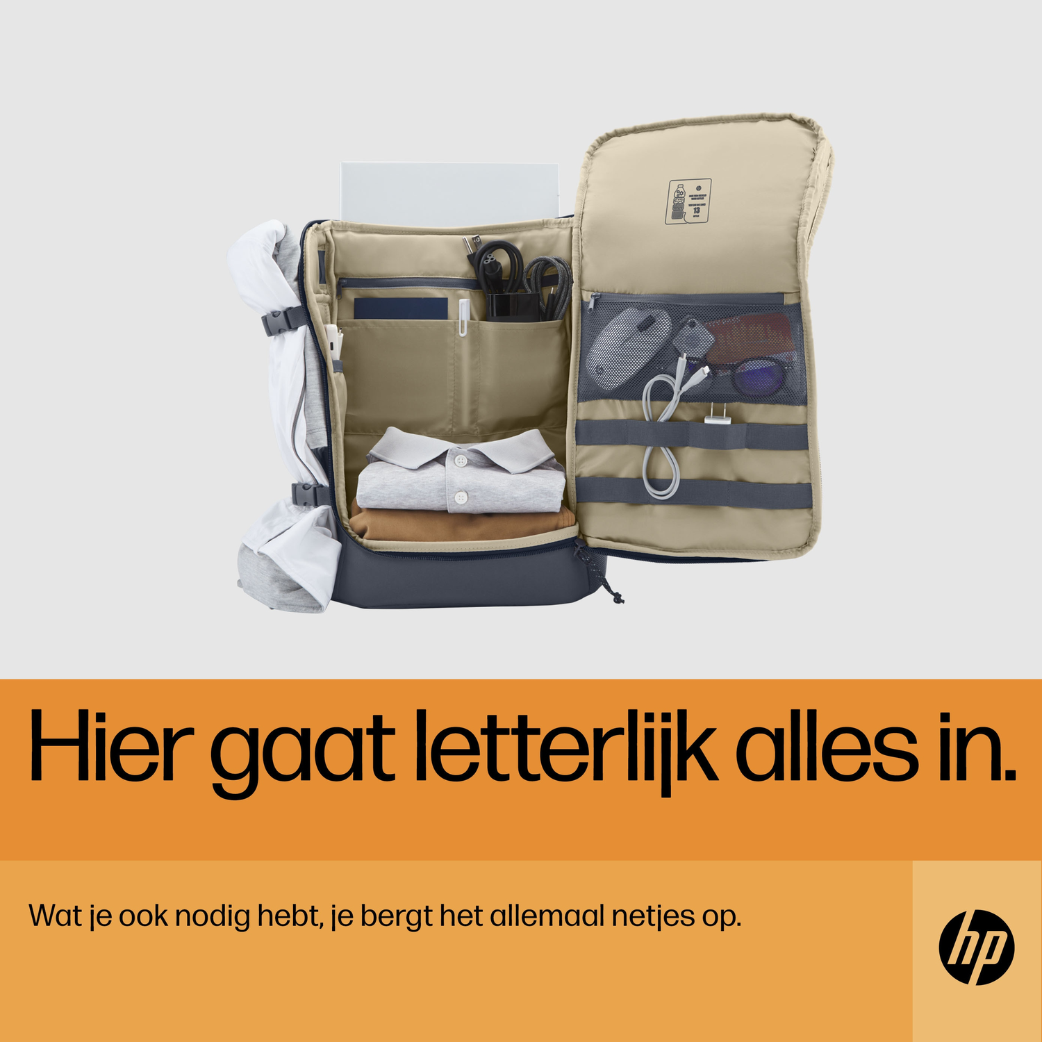 Open backpack with clothes, tech accessories, and an HP logo with text in Dutch.