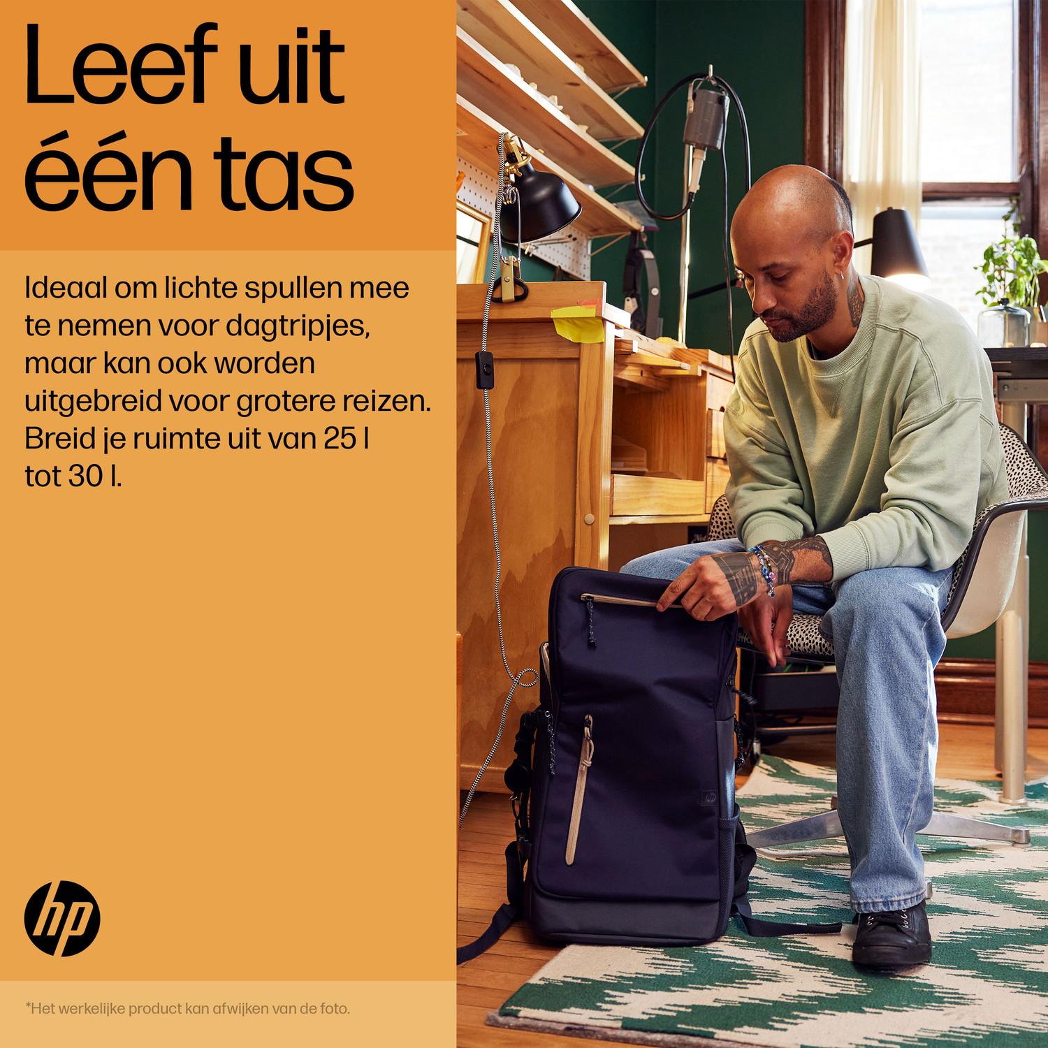 A man in a room sits, looking at a blue backpack. Text in Dutch above. HP logo at bottom left.