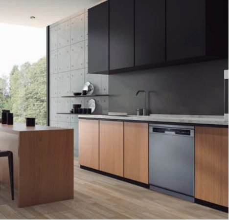 Cocina con armarios negros, armarios de madera, lavavajillas de acero inoxidable y pared de hormigón.