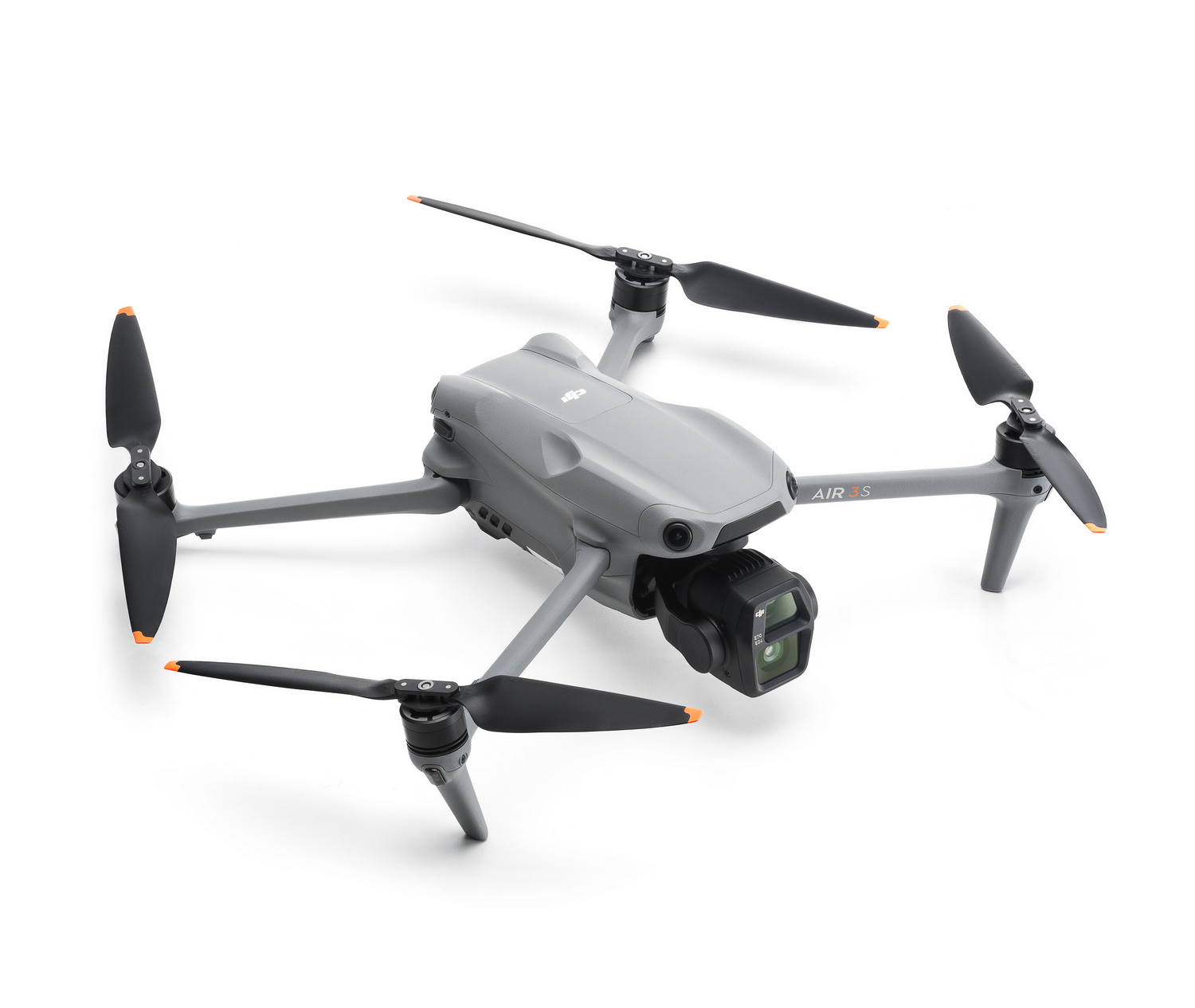 Un dron gris con hélices negras y una cámara, aislado sobre un fondo blanco.