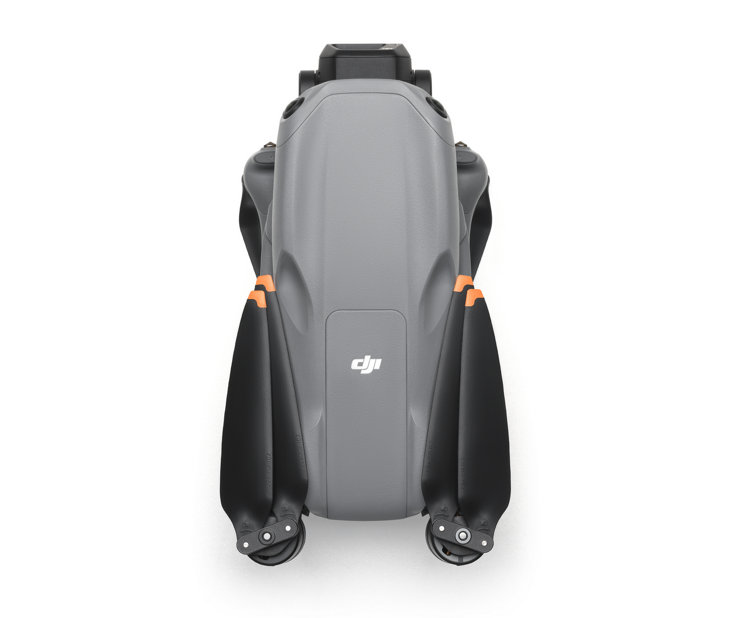 Un dron DJI gris. Hélices negras. Logotipo DJI visible. Sobre fondo blanco.