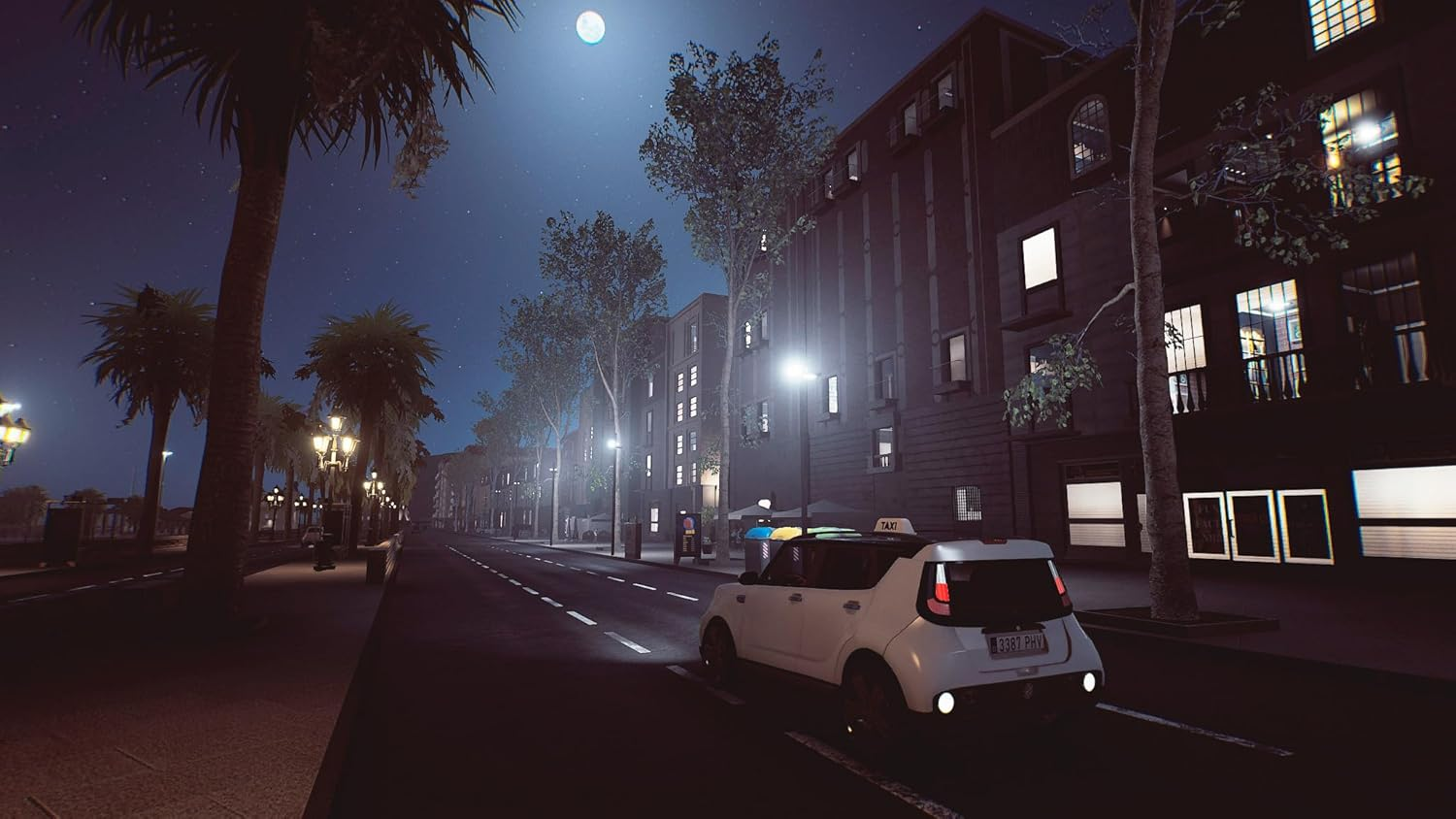 Escena nocturna de la calle con coche, edificios, farolas. La luna es visible.