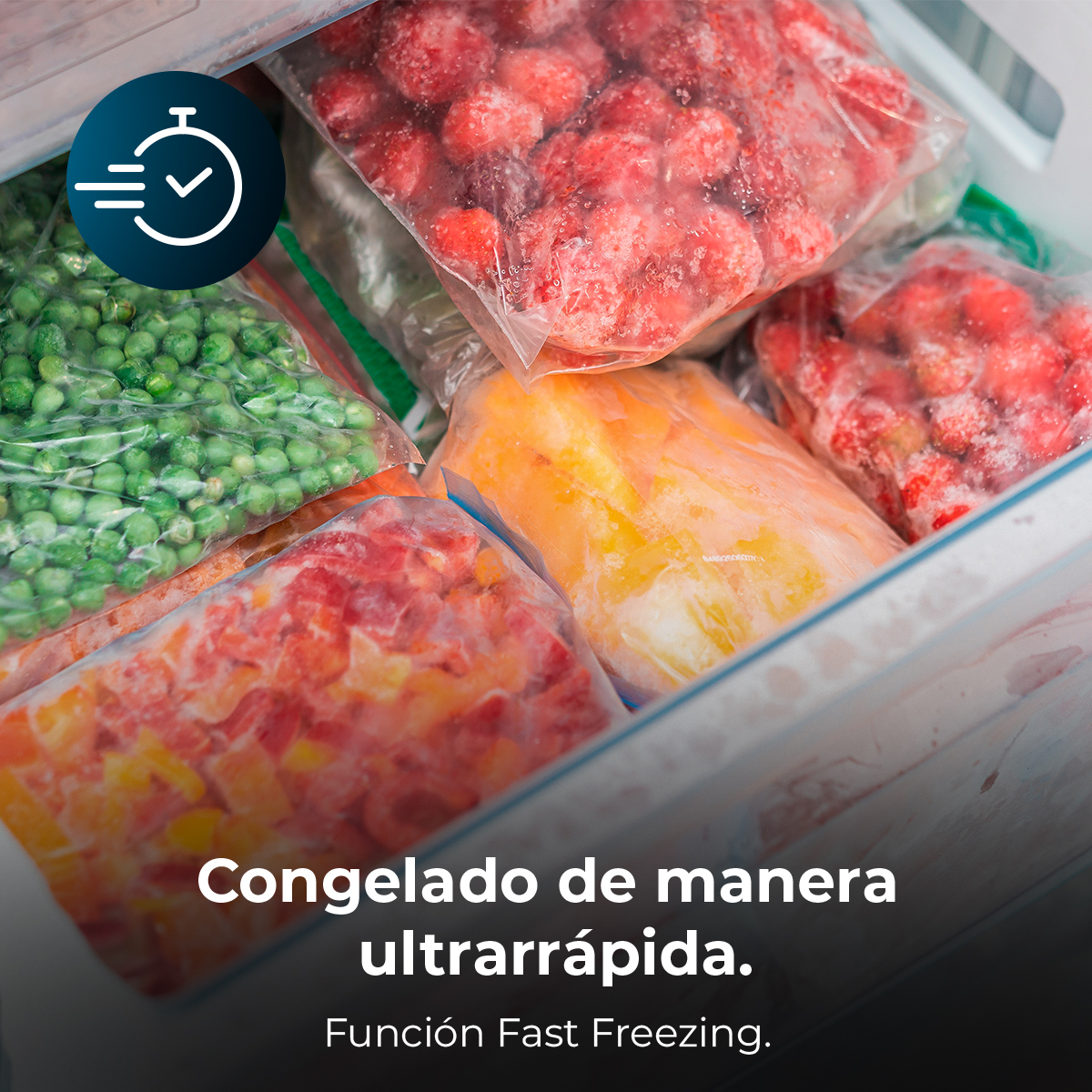 Congelador con bolsas de verduras y frutas congeladas. Texto: Función de congelación rápida.