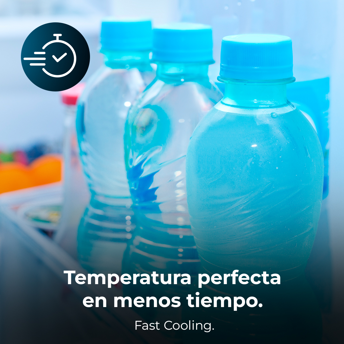 Tres botellas de agua en la nevera con el texto "Temperatura perfecta en menos tiempo".