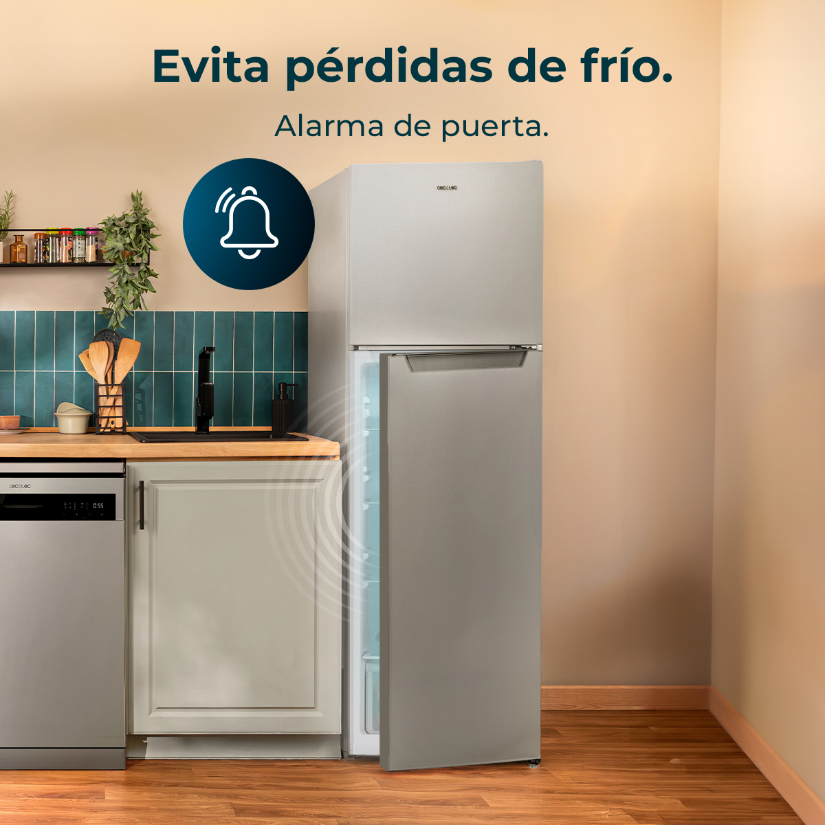 Un refrigerador plateado con la puerta abierta. Un icono de campana indica una alarma de puerta.
