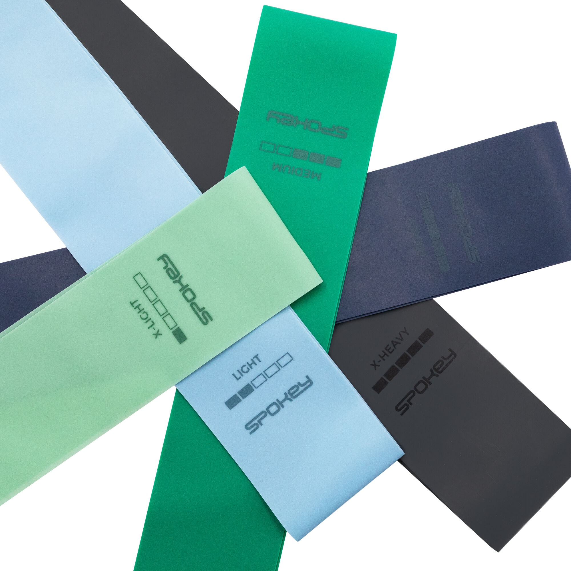 Taśmy oporowe w różnych kolorach: zielony, niebieski, czarny. Etykiety mówią 'Spokey' i poziomy oporu.