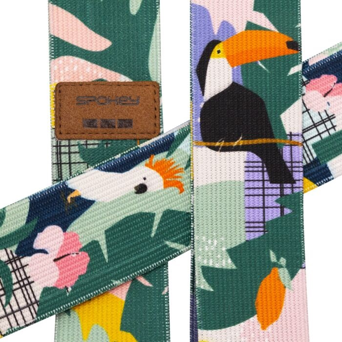 Kolorowa tkanina z tukanami i tropikalnymi kwiatami. Kolory zielony, różowy i fioletowy.