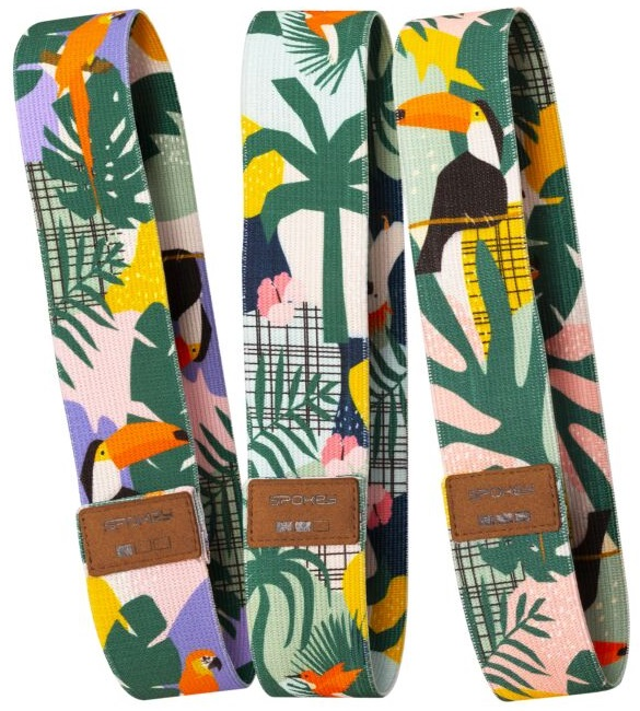 Trzy kolorowe paski z wzorami tukanów i tropikalnych liści. Brązowa etykieta na końcu każdego z nich.