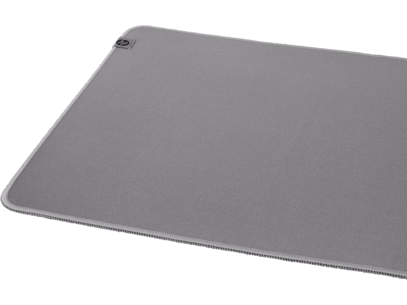 Gri HP mousepad'i. Sol üst köşede siyah HP logosu. Beyaz dikişli kenarlık. Siyah arka plan.