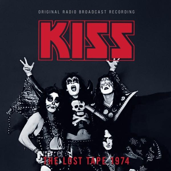 Albumcover für KISS - The Lost Tape 1974. Die Band mit Make-up und schwarzer Kleidung ist in einer Gruppe.