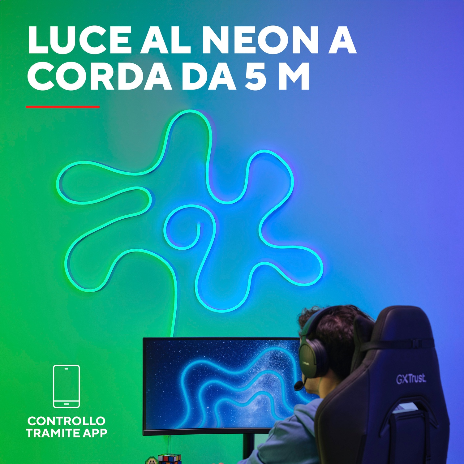 Una persona guarda un monitor con una luce al neon. Una sedia da gioco è visibile.