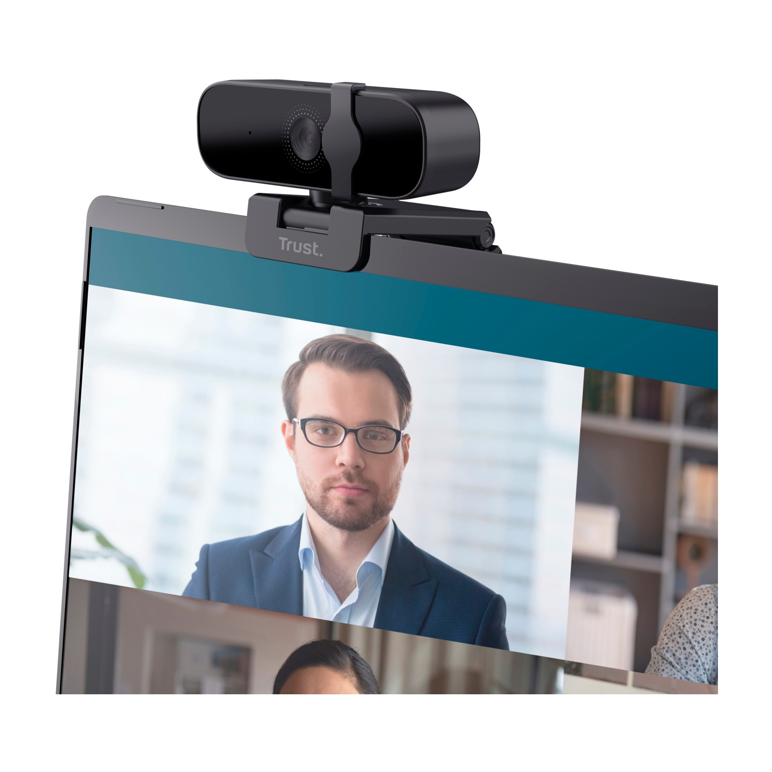Webcam nera sullo schermo del laptop che mostra un uomo, sfondo di una stanza.